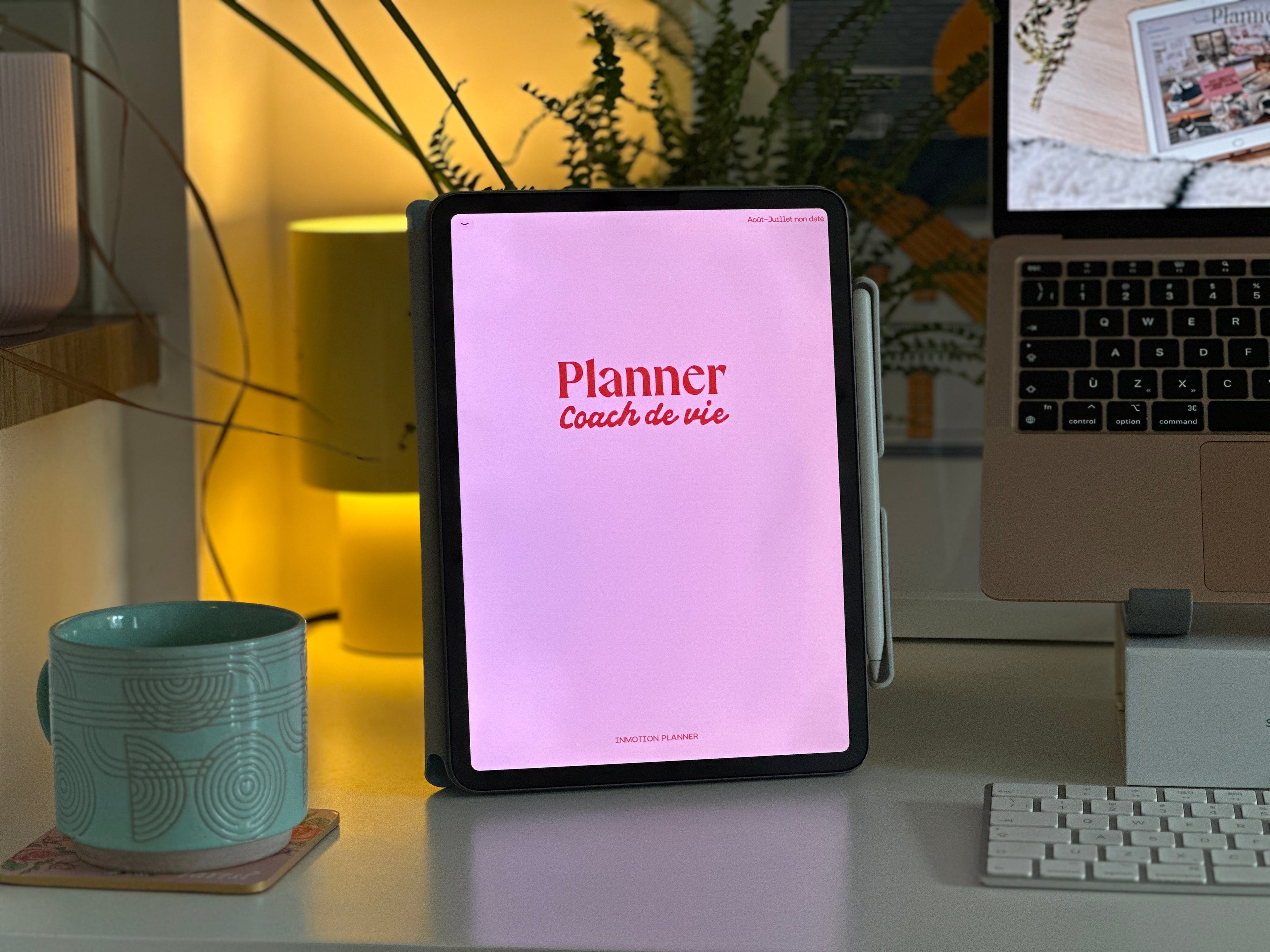 Couverture du Planner Coach de Vie InMotion Planner affichée sur iPad avec Apple Pencil