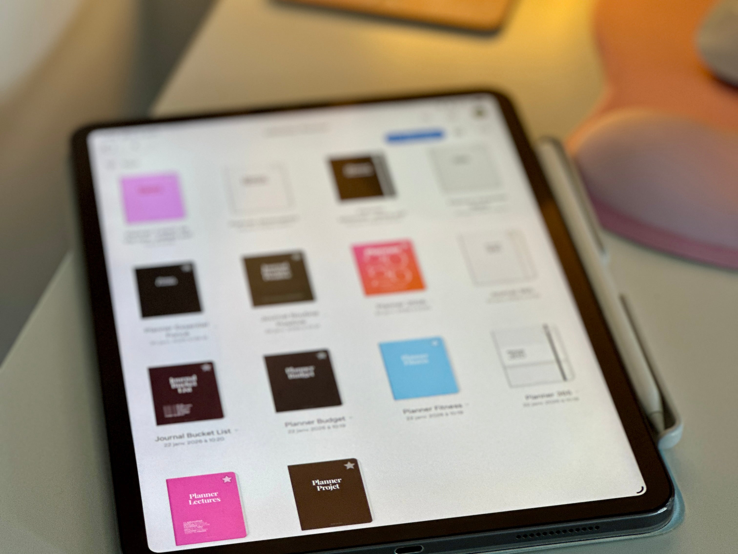 agenda numérique InMotion Planner utilisé sur tablette avec un stylet