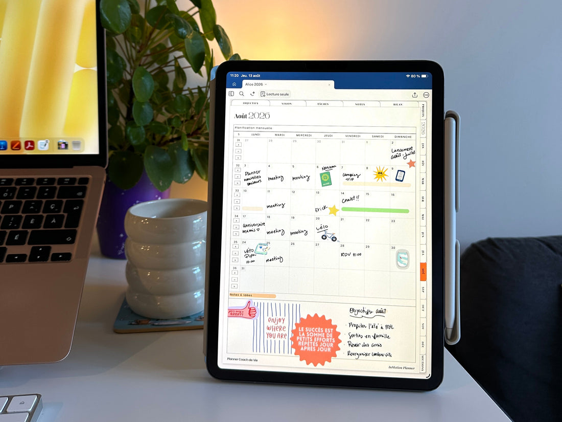 iPad affichant un exemple de digital planning dans Goodnotes, avec planner mensuel et onglets de navigation.
