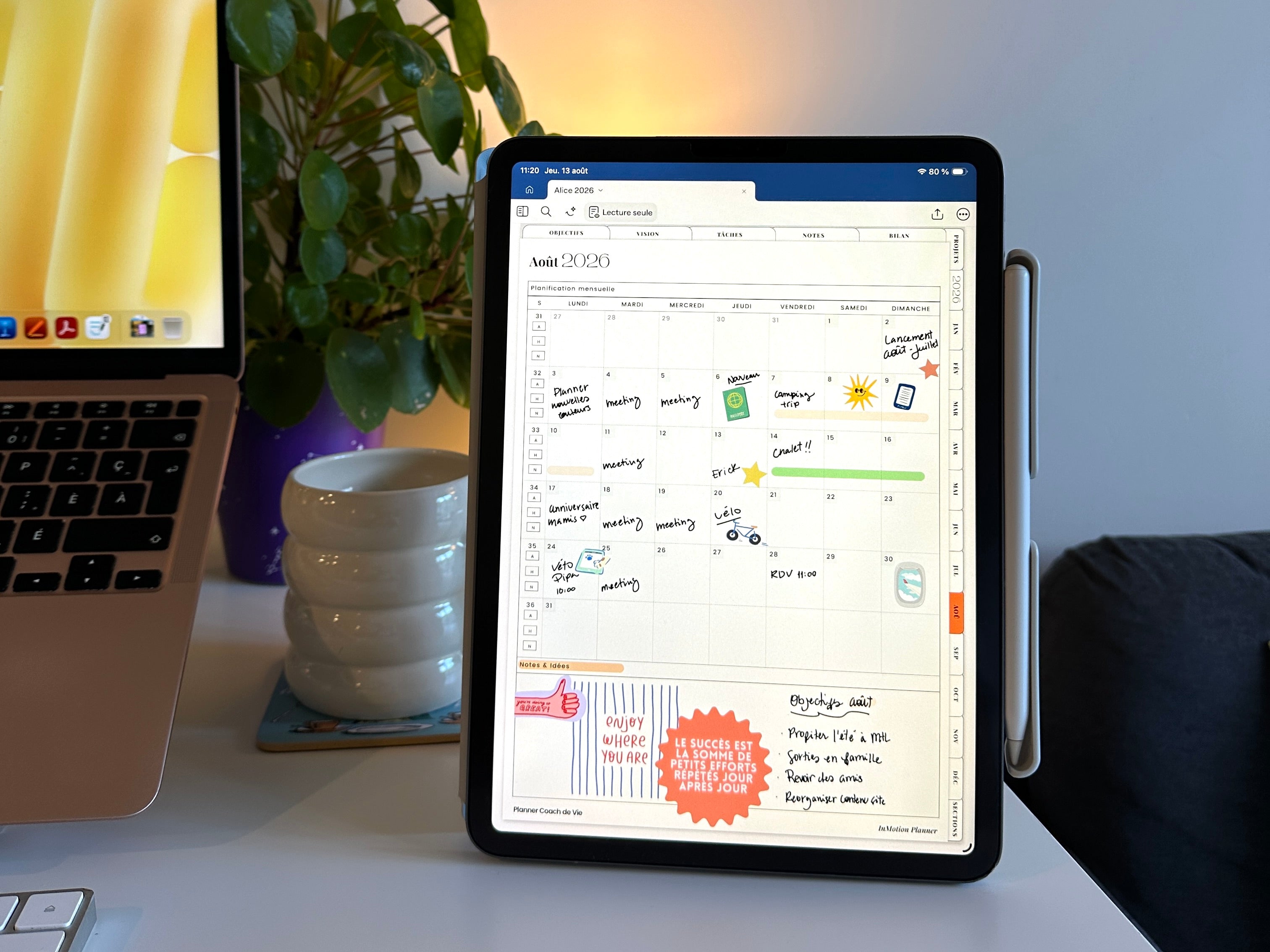 iPad affichant un exemple de digital planning dans Goodnotes, avec planner mensuel et onglets de navigation.