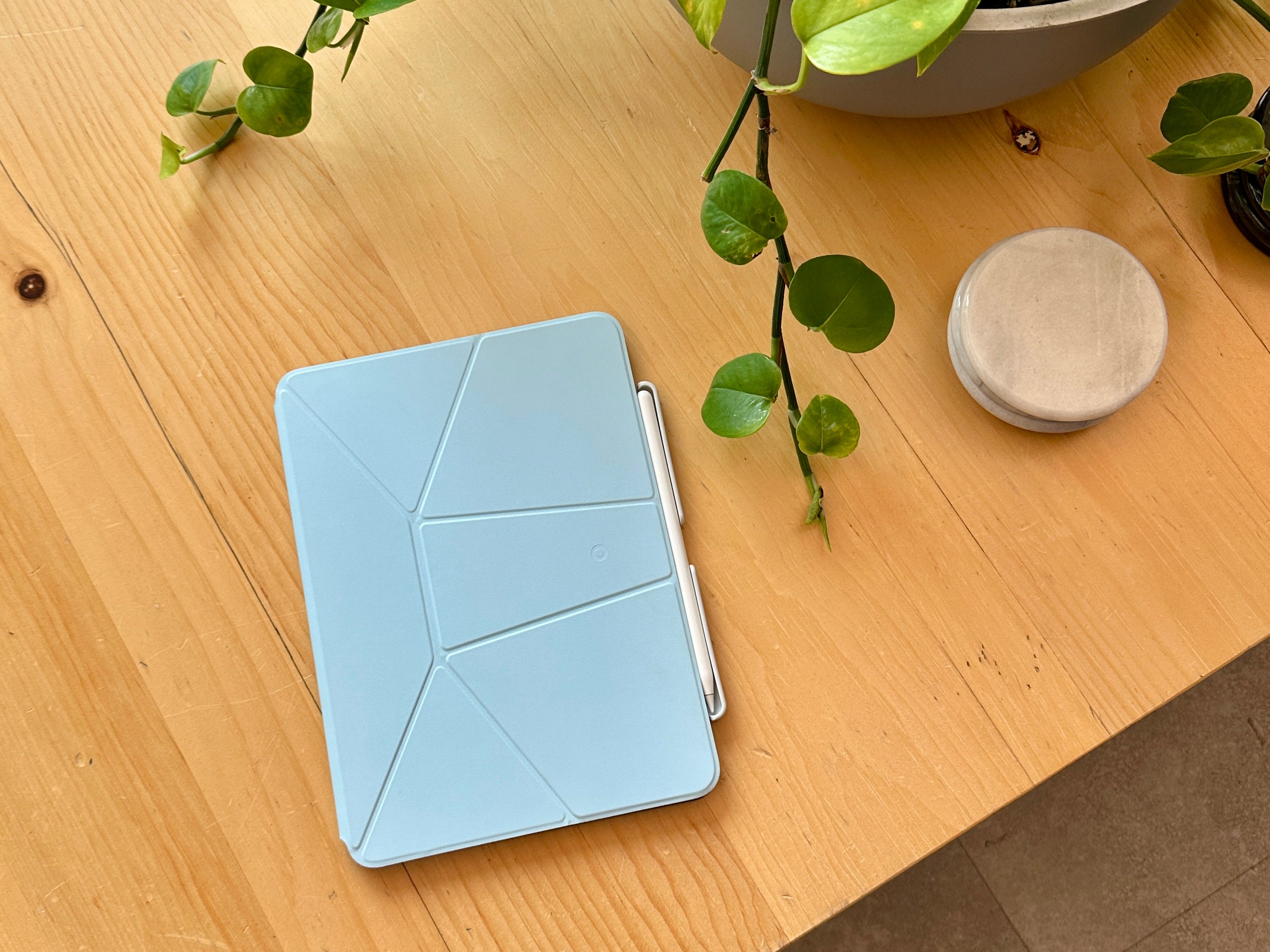 iPad et Apple Pencil rangés dans un étui bleu, un accessoire pratique pour utiliser un planner iPad.