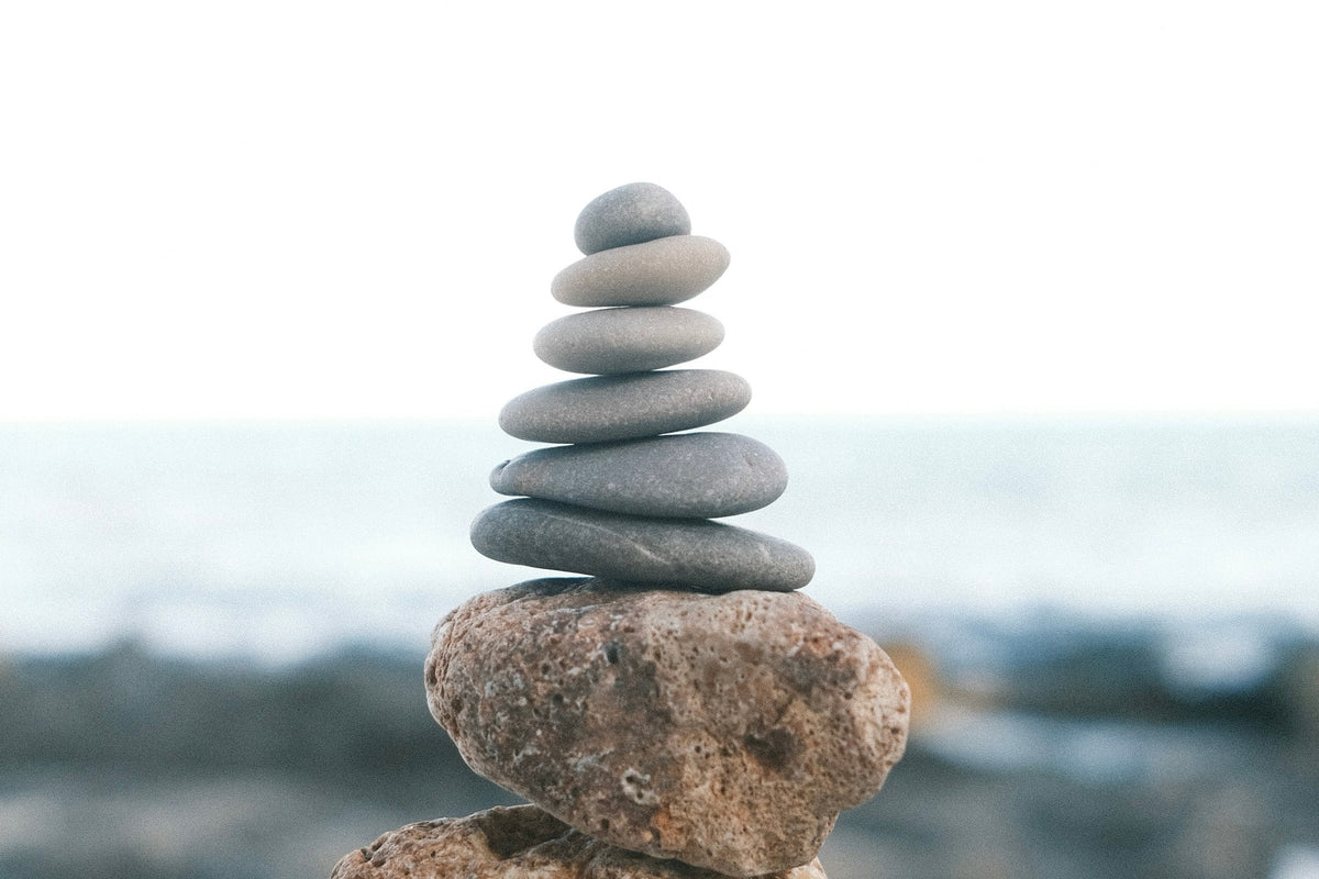 Pile de pierres en équilibre sur la plage, symbole de l'équilibre de vie